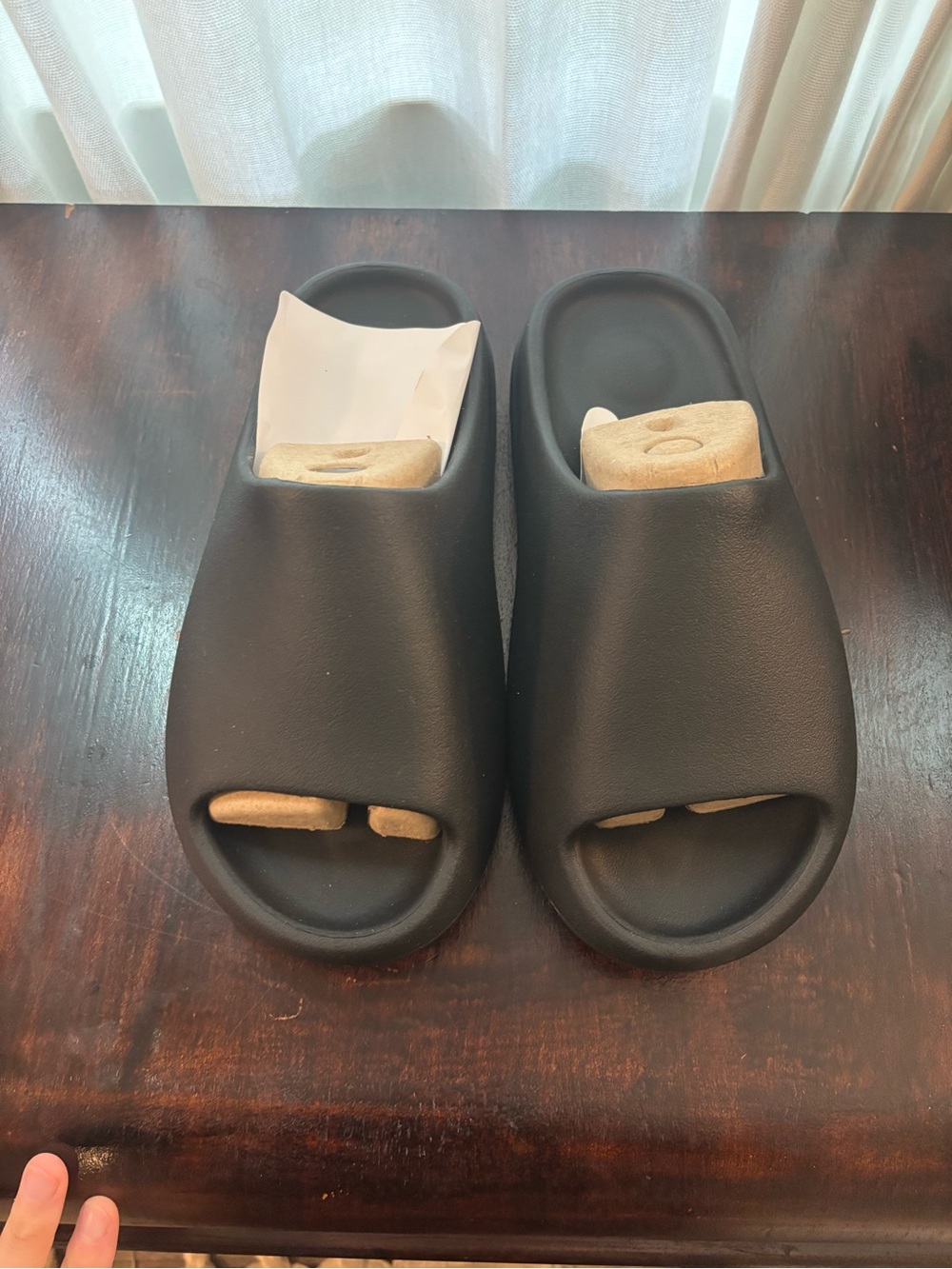 Yeezy slide onyx 5 youth / 6.5 womens